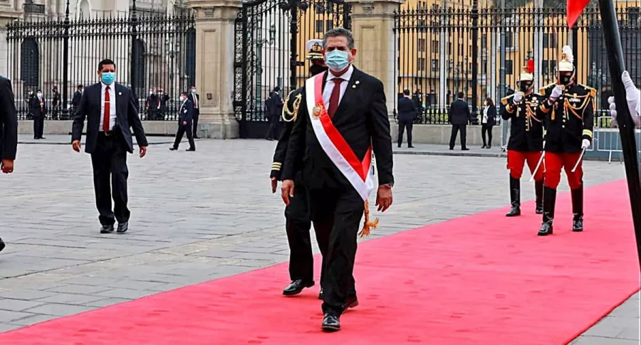 Manuel Merino de Lama al salir de la ceremonia de investidura como presidente del país, hoy, en Lima (Perú)