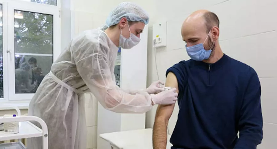 Rusos dicen que su vacuna para COVID-19 es 92 % efectiva.