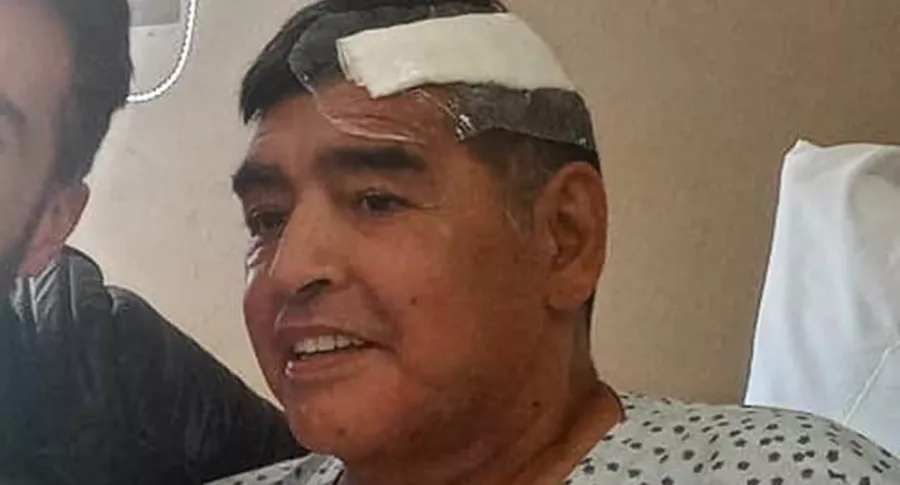 Diego Maradona sale del hospital donde fue operado.