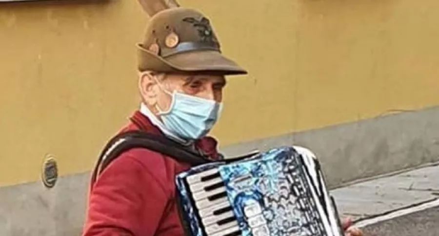 Stefano Bozzini, italiano de 81 años, dándole una serenata a su esposa.