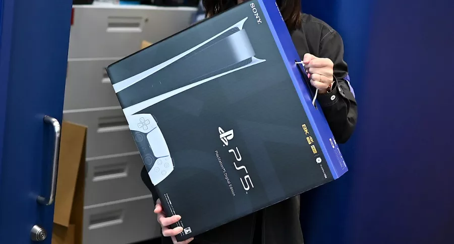 Un empleado prepara la nueva consola de juegos Sony PlayStation 5 para un cliente el primer día de su lanzamiento, en una tienda de electrónica en Kawasaki, prefectura de Kanagawa, Japón, el 12 de noviembre de 2020.