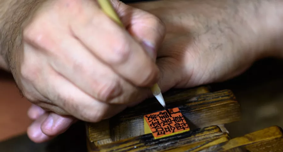 Artesano elaborando un sello  de tinta hanko.
