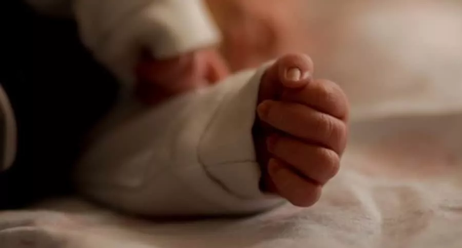 Bebé recién nacido, ilustra nota de campesino salva a bebé que acababa de ser enterrado vivo
