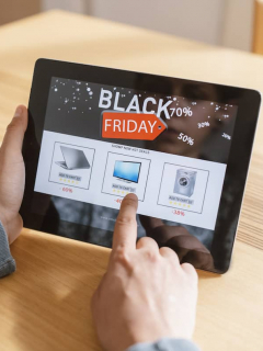 Persona compra en Black Friday por medio de una tableta para ilustrar nota sobre consejos para aprovechar ofertas en Colombia en la jornada de 2020