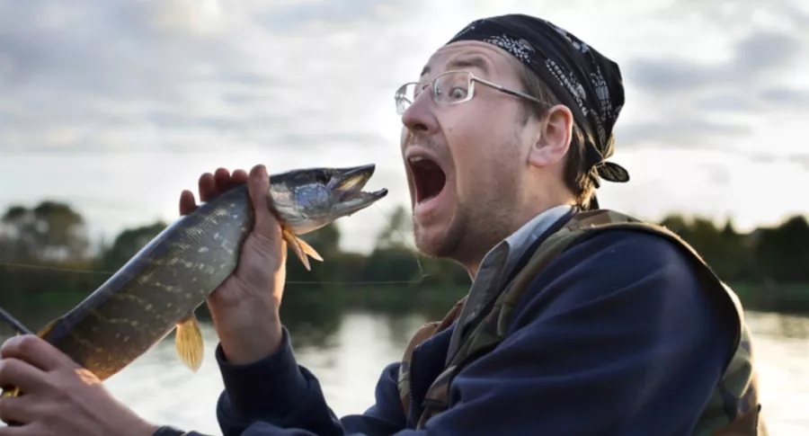 Hombre con pez, ilustra nota de médicas que sacaron pez vivo de garganta de hombre