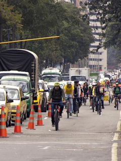 Imagen de vía de Bogotá ilustra nota sobre movilidad en Bogotá, trancones, ciclorrutas e inseguridad.
