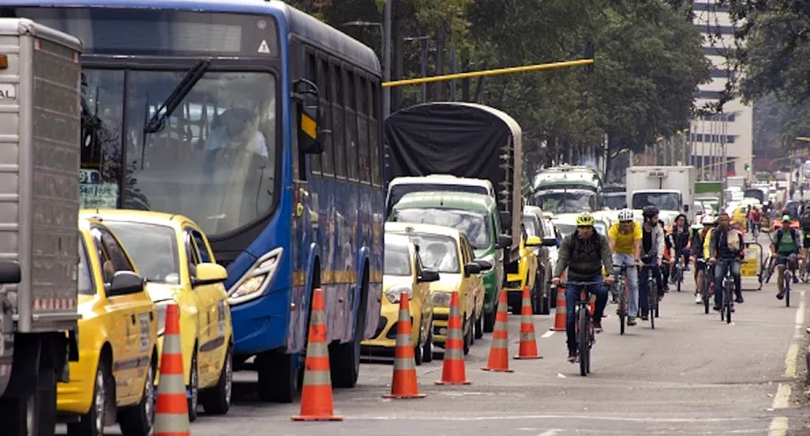 Imagen de vía de Bogotá ilustra nota sobre movilidad en Bogotá, trancones, ciclorrutas e inseguridad.
