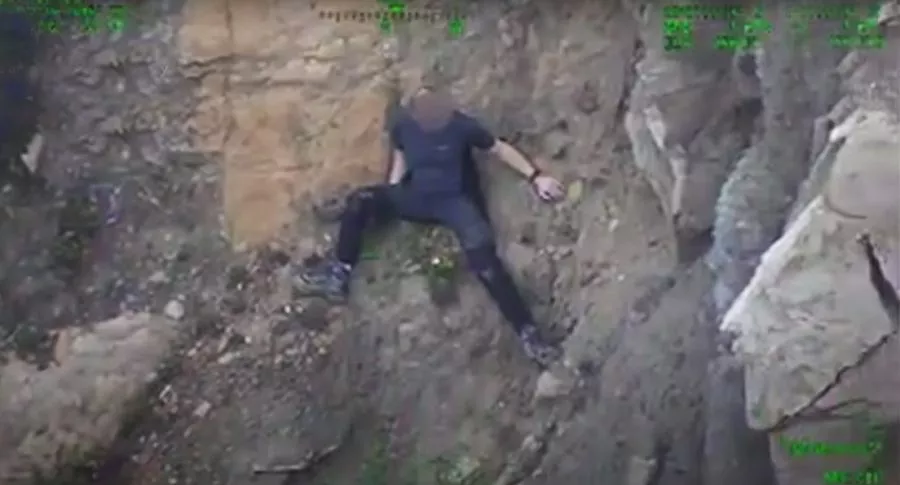 Captura de pantalla del rescate con helicóptero a  hombre atrapado en brde de gran acantilado