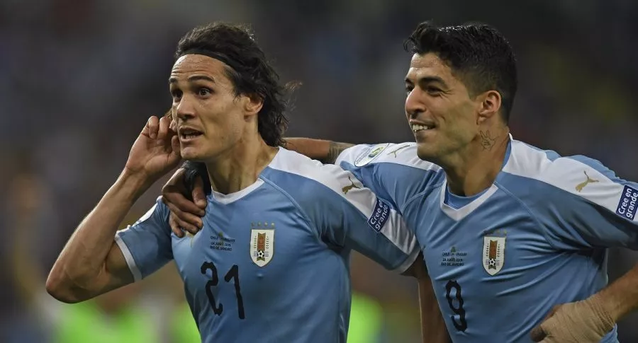 Edinson Cavani y Luis Suárez celebrando un gol, posible formación titular de Uruguay vs. Colombia