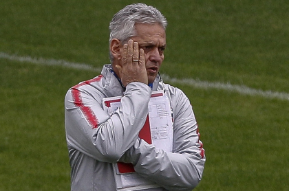 Reinaldo Rueda, cuyas críticas al Inter de Milán fueron rechazadas por ese equipo, aparece durante un entrenamiento de la selección de Chile en Sao Paulo, Brasil, el 5 de julio de 2019.