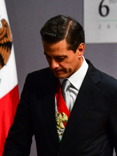 Enrique Peña Nieto, que acaba de ser acusado por la Fiscalía de México en medio del escándalo de la multinacional corruptora brasileña Odebrecht, aparece después de su último mensaje sobre el Estado de la Nación, en el Palacio Nacional de la Ciudad de México el 3 de septiembre de 2018.