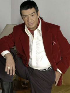 Alfonso Ortiz, actor que murió y del que revelaron cómo fueron sus últimas horas de vida, posando en una foto en 'La hija del Mariachi'