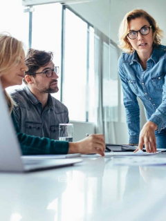 Mujer trabajando ilustra nota sobre diferencias de salarios entre hombres y mujeres, en Colombia