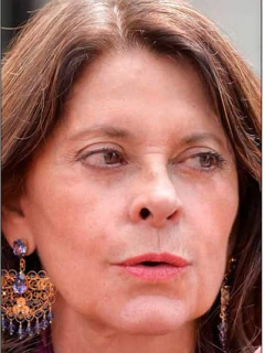 Marta Lucía Ramírez, Álvaro Uribe y una imagen de Jesucristo que es llevada por cargueros durante la procesión del Vía Crucis del Viernes Santo en Bogotá, el 9 de abril de 2004.