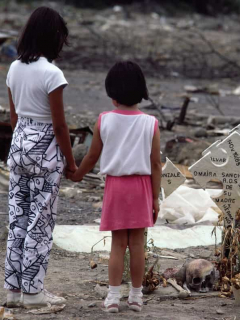 Niñas en frente de tumbas en Armero para ilustrar nota sobre testimonios de la tragedia, a propósito de los 35 años de la avalancha