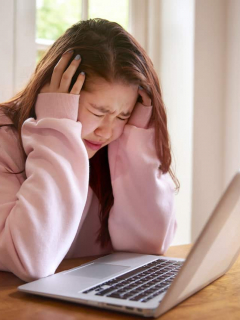 Joven angustiada frente al computador para ilustrar nota sobre qué es cyberbullying y casos