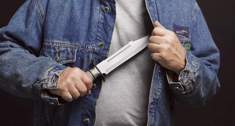 Hombre con cuchillo ilustra nota sobre riña por 5.000 pesos en la que murió un hombre