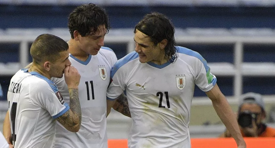 Jugadores de Uruguay celebrando su goleada contra Colombia en las Eliminatorias al Mundial
