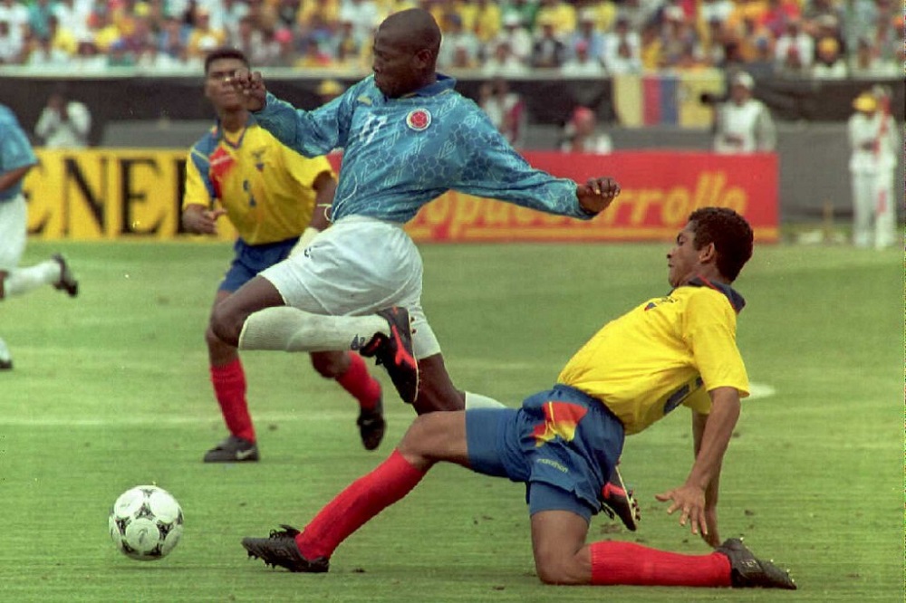 Byron Tenorio, de la selección ecuatoriana, contra Faustino Asprilla, el 9 de octubre de 1996 durante el partido de clasificación para la Copa del Mundo de Francia 1998. Asprilla marcó el gol de la victoria 1-0 sobre Ecuador / AFP. 
