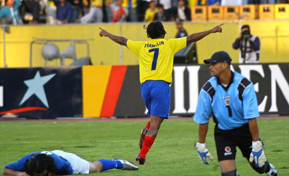 El ecuatoriano Franklin Salas celebra su gol ante el arquero colombiano Miguel Calero, durante un partido del 2 de junio de 2004, en Quito. Ecuador ganó 2-1 / AFP.
