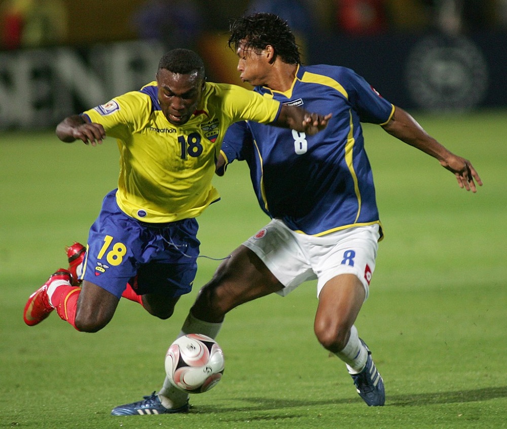 El ecuatoriano Joffre Guerrón disputa el balón con el colombiano Freddy Guarin durante el partido clasificatorio para el Mundial de Sudáfrica 2010 en el estadio Atahualpa de Quito, el 18 de junio de 2008. Ese juego terminó 0-0 / AFP.
