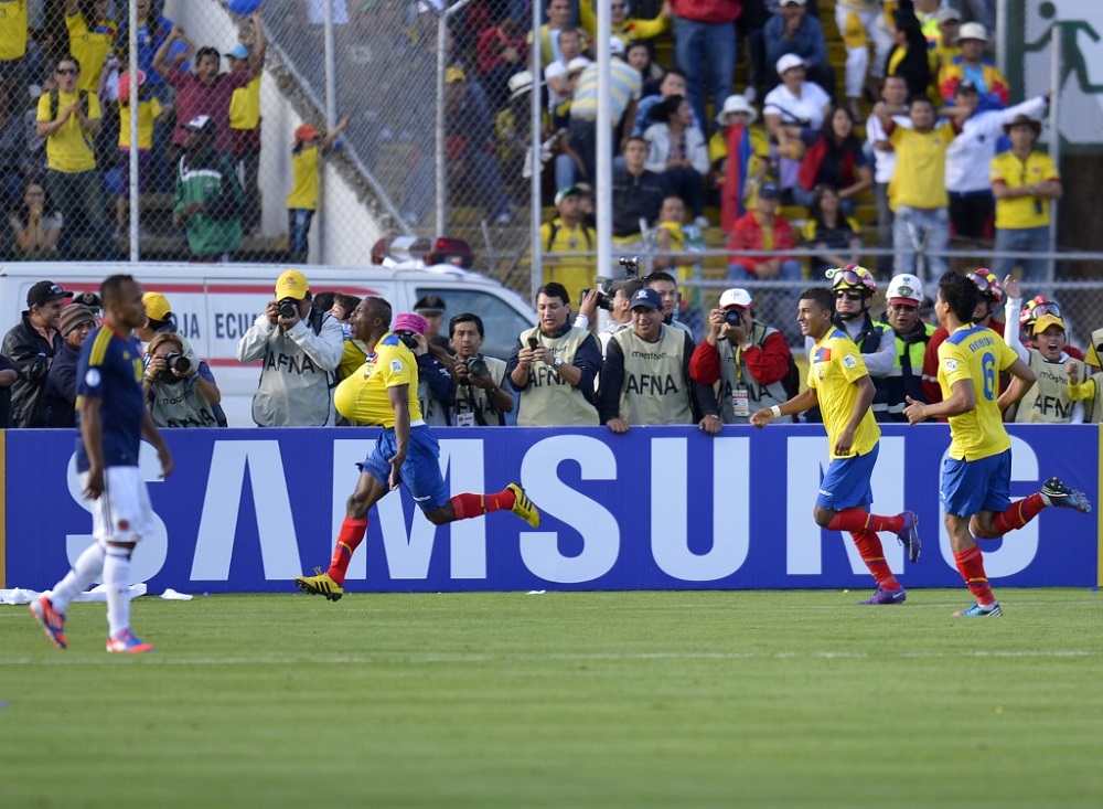 El futbolista ecuatoriano Christian Benítez celebra después de anotar contra Colombia durante su partido eliminatorio para la Copa Mundial de Brasil 2014 en el estadio Olímpico Atahualpa en Quito, el 10 de junio de 2012. Ecuador ganó 1-0 / AFP. 