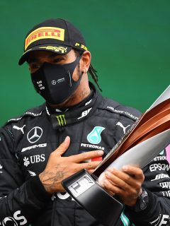 Lewis Hamilto celebrando su nuevo título de Fórmula 1, luego de ganar el Gran Premio de Truquía.