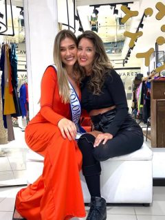 María Fernanda Aristizábal y Daniella Álvarez en la tienda de la Señorita Colombia 2011.