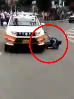 Carro casi pasa por encima de ciclista en la Vuelta a Colombia.