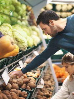 Ilustración de personas comprando papas