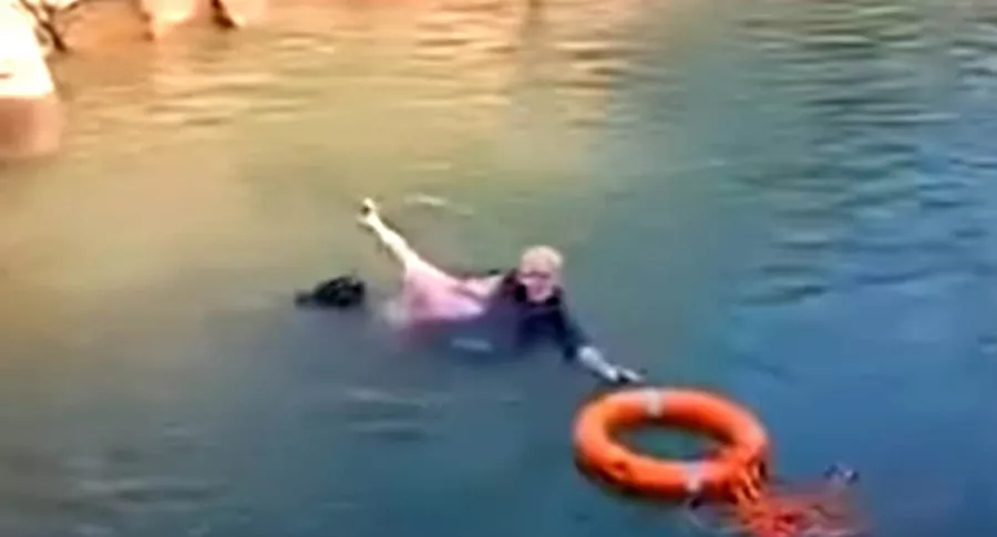Hombre salva a mujer de morir ahogada.