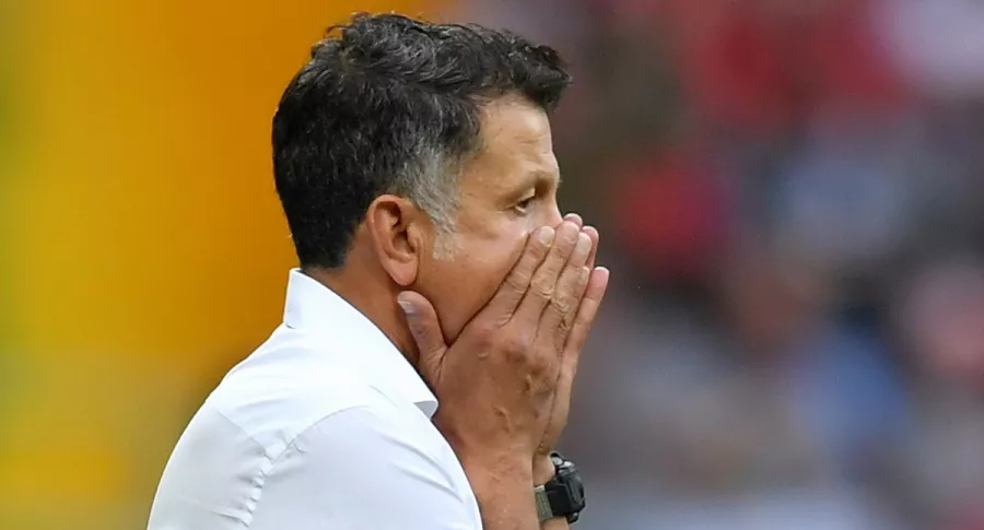 Juan Carlos Osorio, quien fue diagnosticado con el COVID-19, dirigiendo un partido de Atlético Nacional.