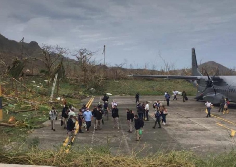 El presidente Iván Duque ya llegó a la isla de Providencia para evaluar los daños causados por el huracán Iota.