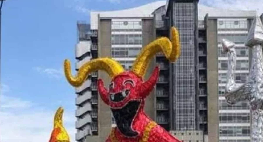 Imagen de la figura que causó controversia porque fue ubicada en alumbrado navideño en Medellín