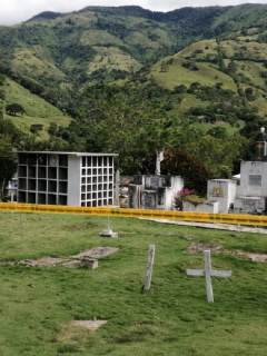 Hallan 17 cuerpos más en cementerio de Dabeiba