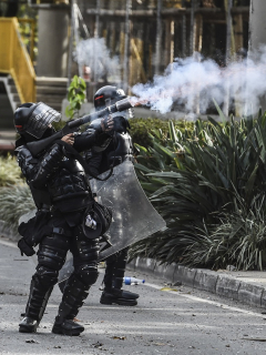 Esmad utilizando gases lacrimógenos ilustra nota sobre fallo que anula la prohibición de agentes químicos en protestas