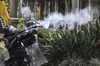 Esmad utilizando gases lacrimógenos ilustra nota sobre fallo que anula la prohibición de agentes químicos en protestas 