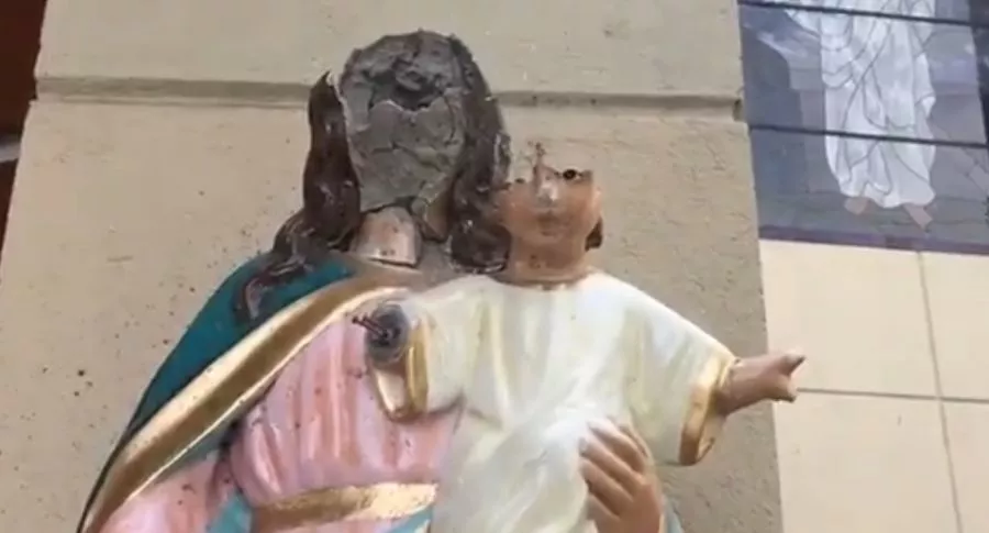 Hombre agarró a pedradas la estatua de virgen, en Medellín
