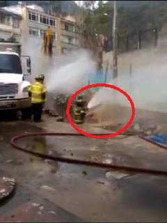 La fuga de gas ocurre en una vía del centro de Bogotá, y obligó a evacuar toda una zona