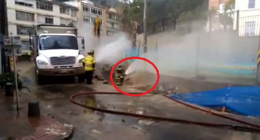 La fuga de gas ocurre en una vía del centro de Bogotá, y obligó a evacuar toda una zona