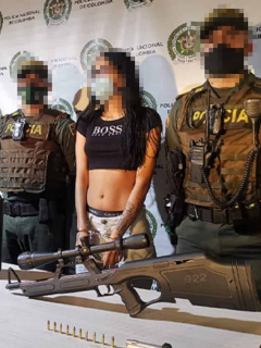 La joven portaba el estuche con el arma larga y varios cargadores.
