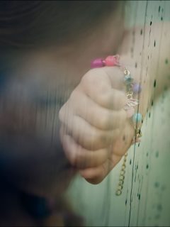 Imagen que ilustra noticia sobre la madre de una menor de edad descubrió que su hija era prostituida luego de revisarle el WhatsApp.