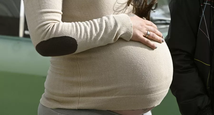 Mujer embarazada ilustra artículo Fifa establece baja de maternidad para las futbolistas 