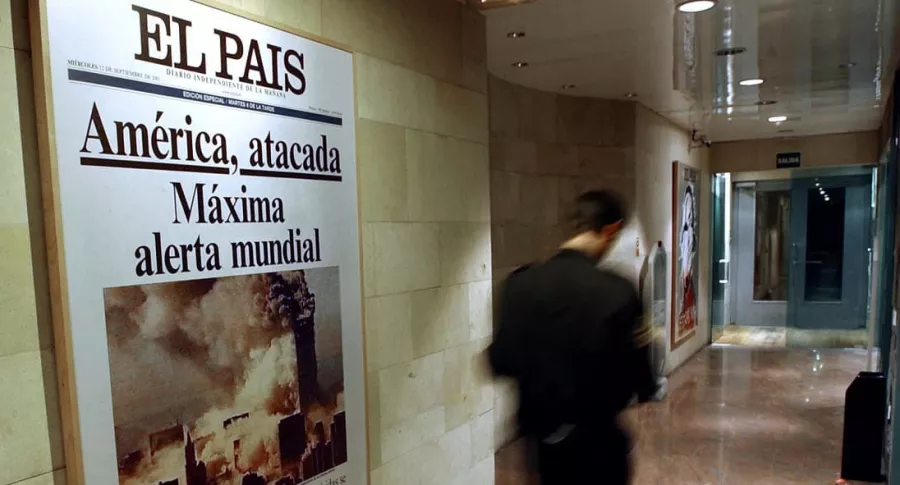 Foto de un pasillo del diario español El País, tomada en 2002, por el que le acaban de hacer una propuesta de compra al grupo Prisa.