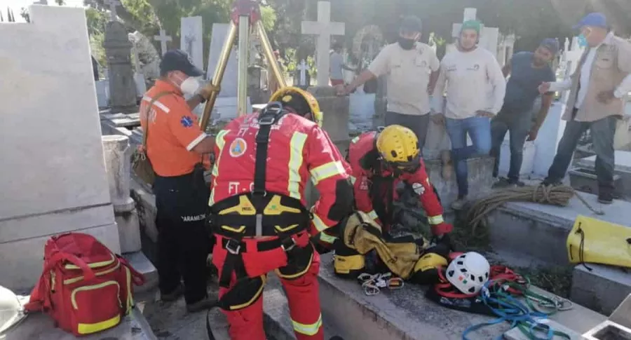 Bomberos de Guadalajara intentan rescatar a anciano que cayó en tumba de 7 metros