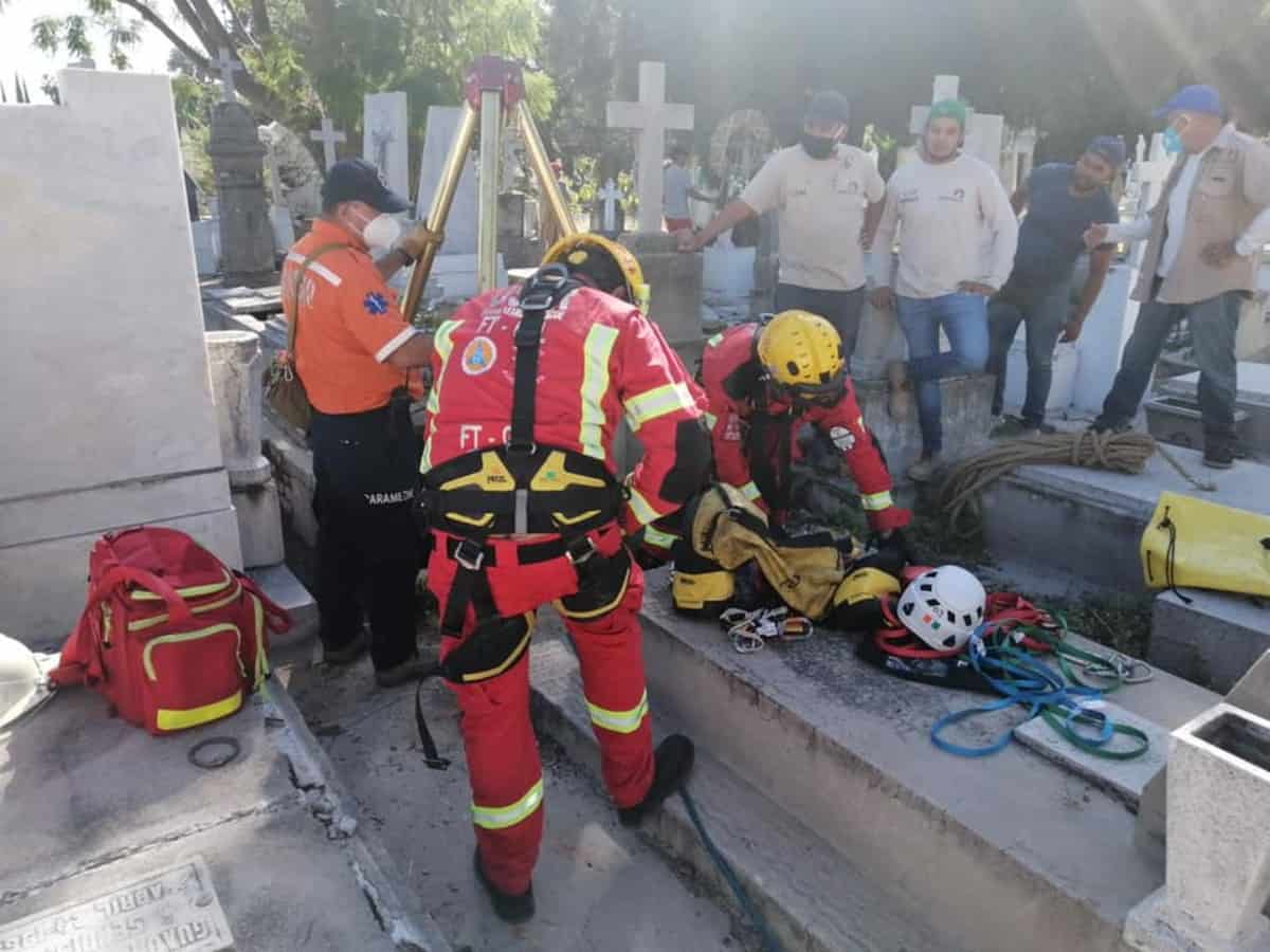 Hombre cayó en tumba durante entierro de su esposa y murió