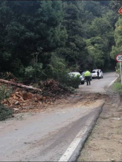 Foto del deslizamiento que afectó la vía Bogotá-Choachí este jueves, con paso a un solo carril