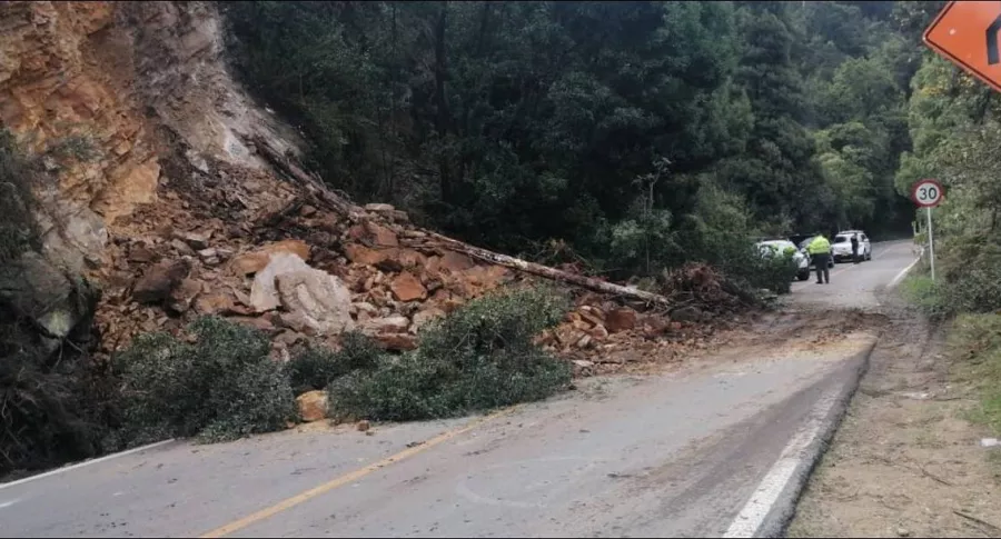 Foto del deslizamiento que afectó la vía Bogotá-Choachí este jueves, con paso a un solo carril