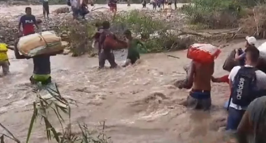 Venezolanos cruzando río Táchira pese a creciente 