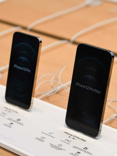 Foto del nuevo iPhone 12 Pro Max, con mejor pantalla entre los celulares este 2020.